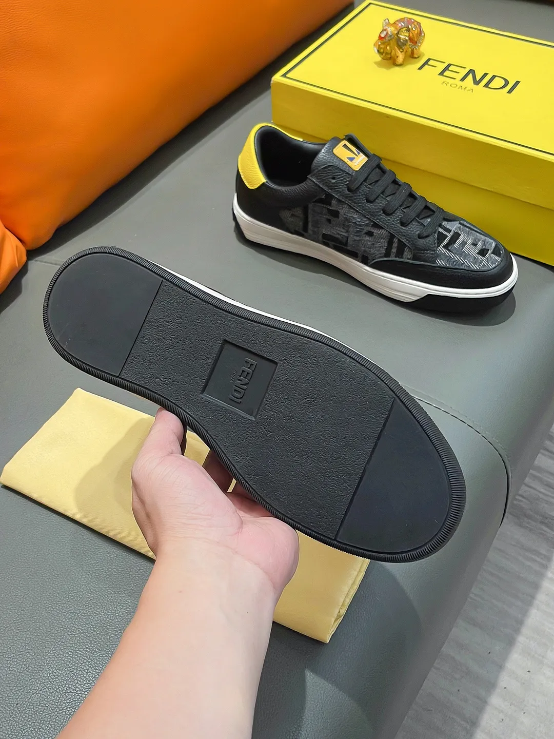 Men's shoes FENDI "Fendi" P400 Regular size: 38-44 (casual shoes) Product materials: Selected cowhide upper, soft sheepskin lining; original outsole.